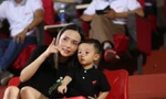 Huyền Mi cho con theo học Học viện AC Milan, đội bóng yêu thích của chồng là tiền đạo Nguyễn Văn Quyết. 