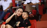 Huyền Mi cho con theo học Học viện AC Milan, đội bóng yêu thích của chồng là tiền đạo Nguyễn Văn Quyết. 