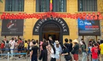 Di tích nhà tù Hỏa Lò đông nghẹt, gấp 4 lần ngày thường
