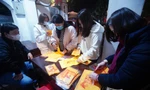 Hàng nghìn lá ấn đầu tiên được phát ở đền Trần