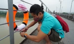 Vừa được lắp đặt, số phao cứu sinh trên cầu bắc qua sông Hồng đã bị lấy một nửa