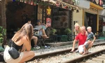 Cà phê đường tàu 'tái phát', du khách mạo hiểm tạo dáng trên đường ray 