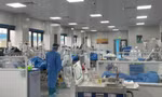 Kiểm tra tình trạng ca bệnh nặng, chiều 4/1Ảnh: Thái Hà