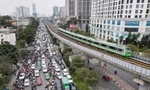 Đường ùn tắc do nhiều xe cá nhân, trong khi đường sắt Cát Linh - Hà Đông chỉ vận hành kỹ thuật rồi lại xếp bãi đỗ. Ảnh: Tr. Đ