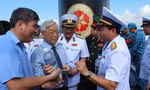 Tổng Bí thư Nguyễn Phú Trọng thăm Lữ đoàn tàu ngầm 189 (tháng 5/2016). Trên tay Tổng Bí thư là chai nước biển được lấy từ độ sâu lớn nhất mà tàu ngầm đã chinh phục 