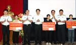 Lãnh đạo Vùng 3 Hải quân và các cơ quan, đơn vị trao quyết định cho các em nhỏ được nhận đỡ đầu ẢNH: PV 
