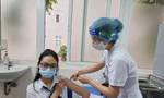 Tiêm vắc-xin cho nhân viên y tế Ảnh: TL