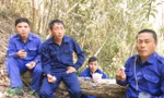 Thượng tá Nguyễn Văn Nam (giữa) cùng đồng đội nghỉ ngơi giữa rừng
