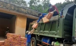 Các bạn trẻ vận chuyển đồ hỗ trợ người dân ở điểm nóng dịch COVID-19