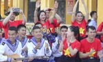Chiến sĩ Trường Sa và đại biểu đoàn công tác số 4 giao lưu văn nghệ ẢNH: NGUYỄN MINH 