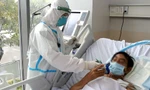 Điều trị bệnh nhân COVID-19 nặng tại BV Bệnh Nhiệt đới T.ƯẢnh: Long Phạm