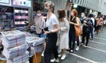 Người dân Hong Kong xếp hàng mua số cuối cùng của Apple Daily ngày 24/6 Ảnh: AP