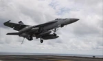 Một chiếc F/A-18E Super Hornet cất cánh từ tàu sây bay USS Theodore Roosevelt ngày 5/4Ảnh: US Navy