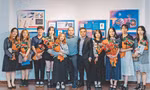NTK Nguyễn Tri Phương Đông (giữa) cùng nhóm sinh viên ĐH Duy Tân trong ngày triển lãm các logo giật giải quốc tế Ảnh: NVCC