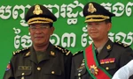 Thủ tướng Campuchia Hun Sen và con trai Hun Manet tại một căn cứ quân sự ở Phnom Penh năm 2009Nguồn: SCMP