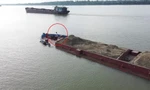 Tàu NĐ-3354 chở cát quá tải khiến tàu bị nghiêng, ngập nước, không thể di chuyển tiếp trong chiều 14/5