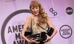 Taylor Swift gây tiếc nuối khi vắng bóng tại AMAs 2025, Swifties lại mừng hụt