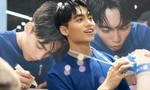 MONO liên tục "ghi điểm" vì tinh tế và chiều fan tại buổi kí tặng