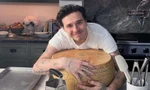 Brooklyn Beckham bị chỉ trích vì các clip nấu ăn "vô tri", bỏ quên nút chai rượu trong đồ ăn