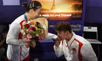 Cặp đôi VĐV cầu lông có màn cầu hôn ngọt ngào sau khi giành HCV Olympics