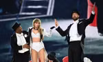 Travis Kelce diễn "tiểu phẩm" cùng bạn gái Taylor Swift ở The Eras Tour London