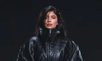 Bất chấp cáo buộc đạo nhái, bộ sưu tập đầu tay của Kylie Jenner vẫn cháy hàng