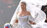 Margot Robbie lộ ảnh diện váy cưới của thế kỷ 18 ở phim trường "Đồi Gió Hú"