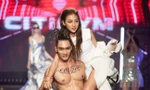 Lần đầu đi catwalk, hotgirl “Trứng rán cần mỡ” Trần Thanh Tâm đã gặp ngay tai nạn sàn diễn