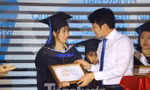 Bí thư TƯ Đoàn TNCS HCM Nguyễn Ngọc Lương trao giấy khen cho sinh viên nhận học bổng của chương trình "Nâng bước thủ khoa"