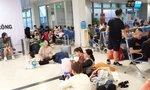 Sân bay Tân Sơn Nhất đông nghịt, khách vật vã từ mờ sáng 27 Tết