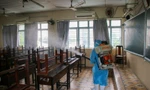 Trường THPT Nguyễn Du, quận 10 khử khuẩn trường lớp chiều 1/12