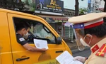 Lực lượng chức năng kiểm tra giấy đi đường