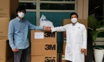 Đại diện Báo Tiền Phong tại TPHCM (trái) tặng đồ bảo hộ khẩu trang cho Bệnh viện Nhân Dân 115