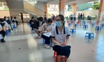 Thí sinh ngồi chờ xét nghiệm COVID-19 tại TPHCM ngày 3/7