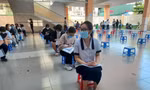 Thí sinh ngồi chờ xét nghiệm COVID-19 tại TPHCM ngày 3/7