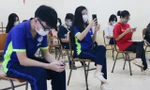 Học sinh TPHCM trong lúc chờ tiêm vắc xin phòng COVID-19 hồi cuối tháng 11