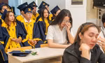 Xúc động chiếc ghế trống trong lễ tốt nghiệp và tấm bằng nhận thay