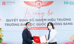  Ông Hoàng Quốc Việt - Chủ tịch Tập đoàn Nguyễn Hoàng trao quyết định, tặng hoa chức mừng cho Hiệu trưởng GS.TS Phạm Văn Lình