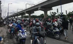 Người dân kéo nhau về quê bằng xe máy và bị chặn lại tại TP Thủ Đức sáng ngày 15/8