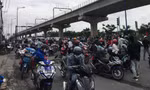 Người dân kéo nhau về quê bằng xe máy và bị chặn lại tại TP Thủ Đức sáng ngày 15/8