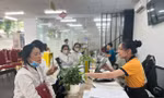 Thí sinh, phụ huynh nộp hồ sơ xét tuyển sớm tại một trường đại học