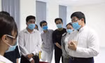 PGS- TS Nguyễn Hoàng Bắc, Phó hiệu trưởng Trường ĐH Y dược TPHCM trò chuyện, động viên các em sinh viên tham gia chống dịch
