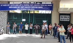 Phụ huynh chờ con trong kỳ khảo vào lớp 6 Trường THPT Chuyên Trần Đại Nghĩa
