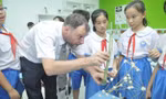 Học sinh đang học với giáo viên nước ngoài theo chương trình Tiếng Anh tích hợp (ảnh EMG)
