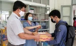 Sinh viên KTX Đại học Sư phạm Kỹ thuật TP.HCM được nhận quà “giải cứu” COVID-19