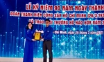 Anh Bùi Quang Huy, Bí thư Thường trực Trung ương Đoàn trao chứng nhận công trình thanh niên tiêu biểu cho “Ứng dụng tra cứu thông tin về căn cứ Thành đoàn TPHCM thời kỳ kháng chiến chống Mỹ” của tuổi trẻ TPHCM.