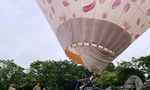 Hy hữu khinh khí cầu tham gia lễ hội tại Huế đáp xuống nghĩa trang