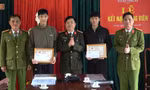 Khen thưởng hai nam thanh niên trả lại 100 triệu đồng cho người đánh rơi