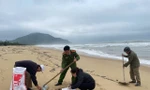 Thu gom 40 tấn dầu vón cục tràn bờ tại vịnh Lăng Cô và vùng lân cận