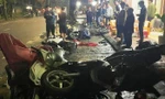 Tài xế lái ô tô ‘hạ gục’ hàng loạt xe máy, tông hỏng cổng nhà dân